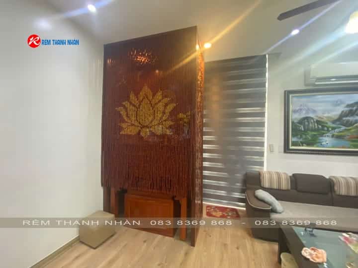 Rèm che bàn thờ chung cư hạt gỗ hương – Trang nghiêm, phong thủy và tinh tế