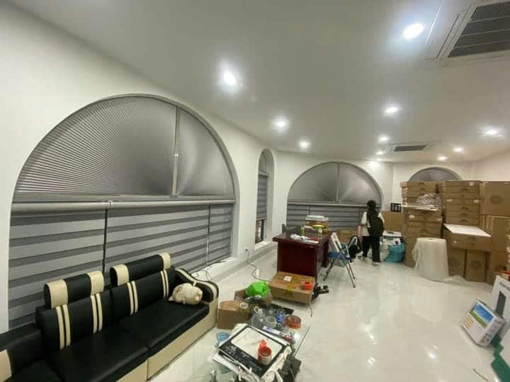 Rèm tổ ong cửa vòm – Lắp rèm cửa vòm chống nắng, cách nhiệt, giữ dáng kiến trúc vòm cong