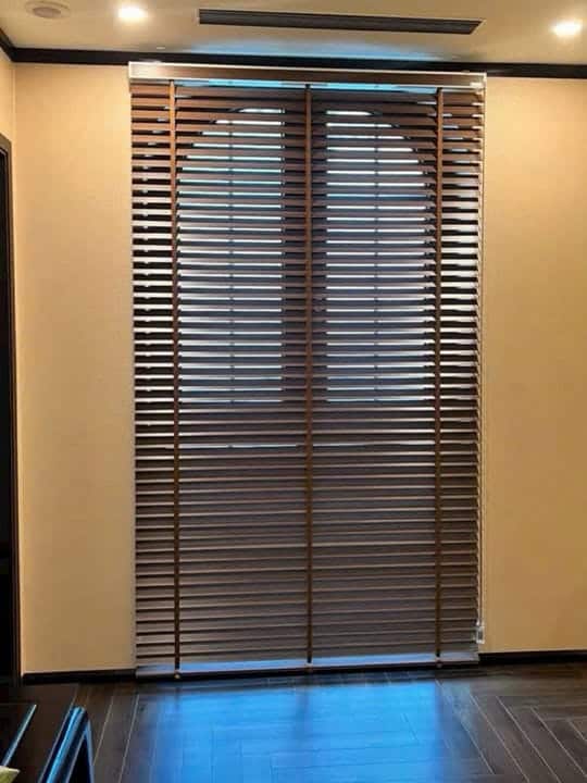 Rèm gỗ cho cửa sổ hình vòm phòng thờ