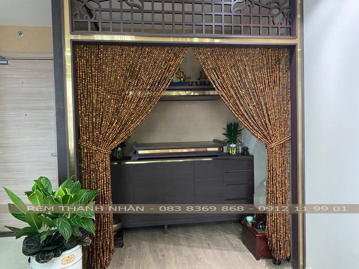 Rèm hạt gỗ Bách Xanh treo phong thủy phòng thờ
