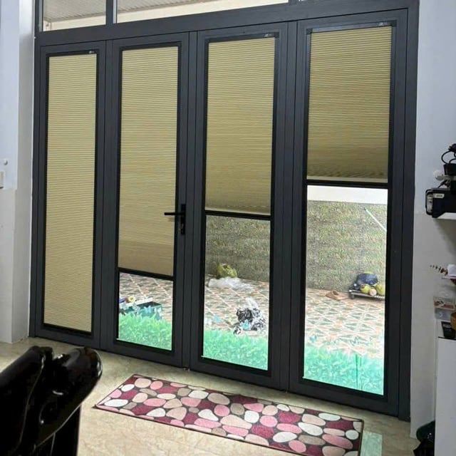 Rèm trên kính cửa chính