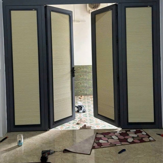 Rèm tổ ong trên kính cửa chính phòng khách