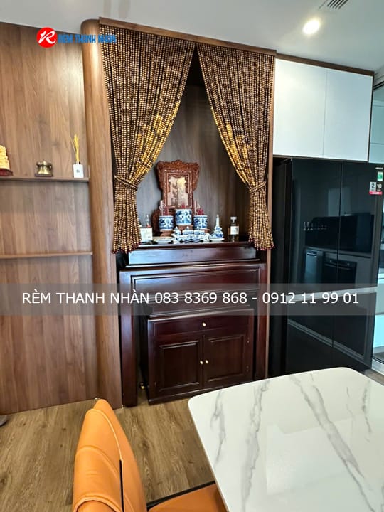Mẫu rèm hạt gỗ bàn thờ chung cư khi thu gọn