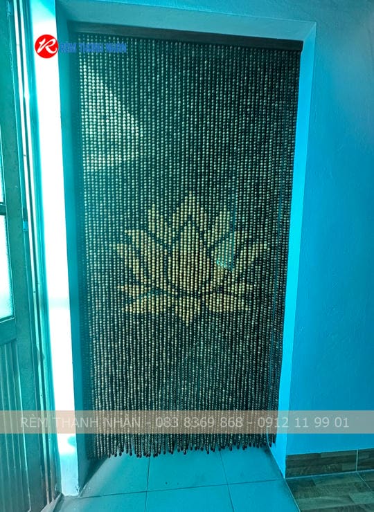 Rèm hạt gỗ treo cửa ra vào phòng thờ